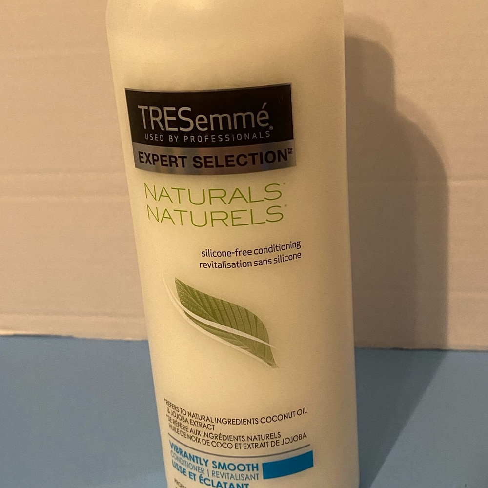 TRESemme NATURALS Vibrantly Smooth Conditioner 739ml
